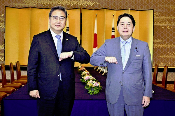 卜振與日本外相林芳正(右)合影/推特照片
