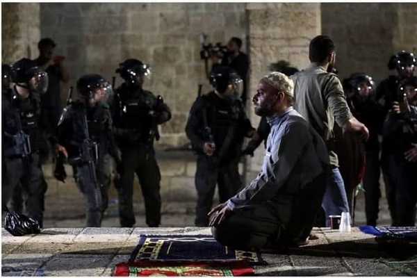 一名巴勒斯坦人在衝突中仍堅持繼續祈禱/Al-Aqsa Mosque推特照片