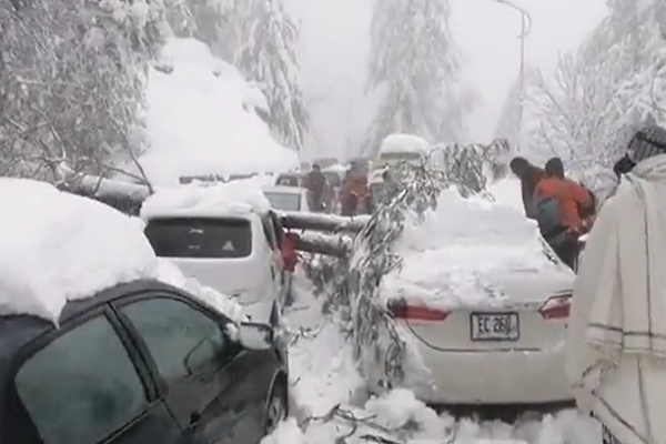 巴基斯坦避暑勝地罕降暴雪/網路圖片