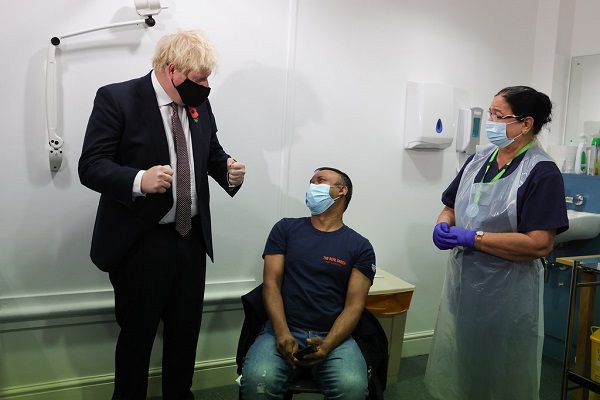 英相強生鼓勵民眾追加第三劑/推特照片