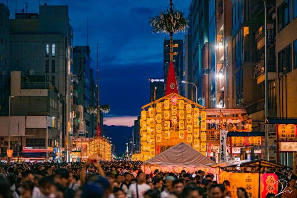 京都祇園祭今年復辦,吸引了大批民眾夾道觀賞,場面十分熱鬧/船鉾(京都 祇園祭)推特照片