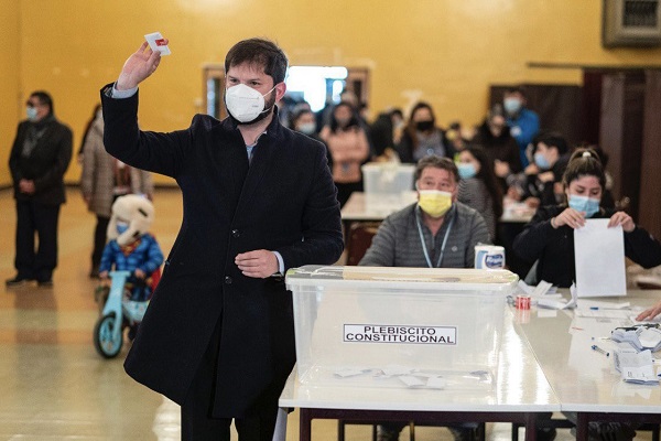 博里奇矢言繼續努力不放棄制憲/ 圖為博里奇投票畫面(推特照片)