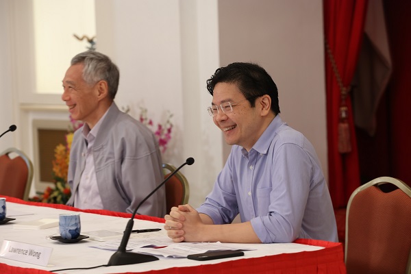 李顯龍(左)4月選定黃循財(右)為接班人/李顯龍推特照片