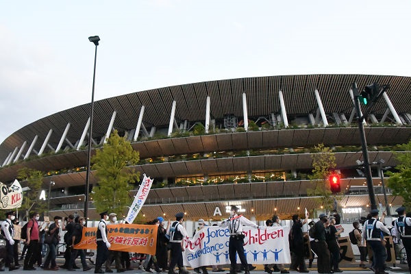 東奧競技場外大批民眾舉牌抗議/圖:田中龍作推特