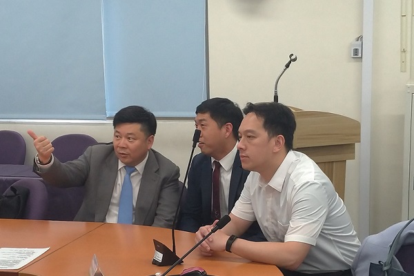 福海風場的開發單位福海風力發電公司代表聆聽會議結論。攝影:孫文臨