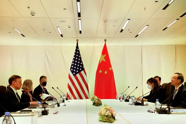 白宮國安顧問蘇利文(左一)在盧森堡與中國中央外事工作委員會辦公室主任楊潔篪(右一)會晤/推特照片