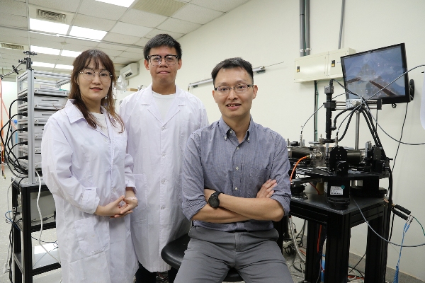 中興大學理學院物理系兼奈米所林彥甫副教授(右)師生團隊。