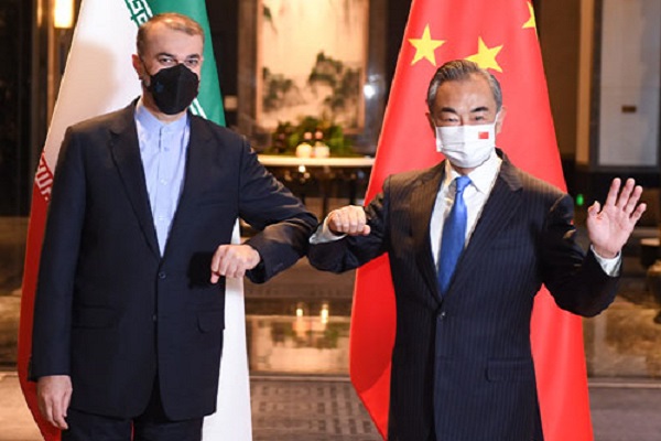 伊朗外長阿米爾-阿卜杜拉希揚(圖左)與中國外長王毅/中華人民共和國外交部官網相片