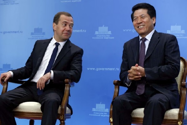 烏克蘭外交部長庫列巴(圖左)會見中國特使李輝/網路圖片