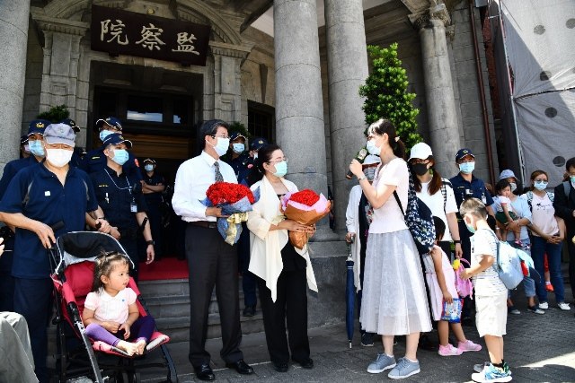 數百位民眾於監察院聚集,感謝監院維護人權、伸張正義