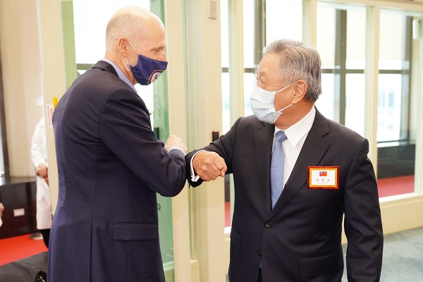 圖說:外交部政務次長田中光(右)歡迎美國聯邦參議員史考特訪台(圖/外交部提供)