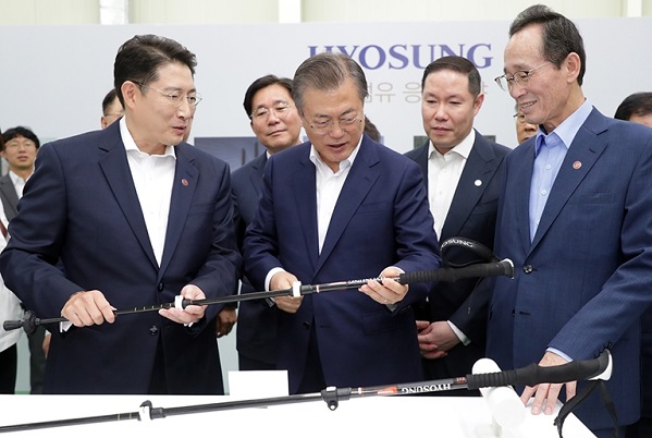 韓國總統文在寅視察利用碳纖維的產品。圖/青瓦台