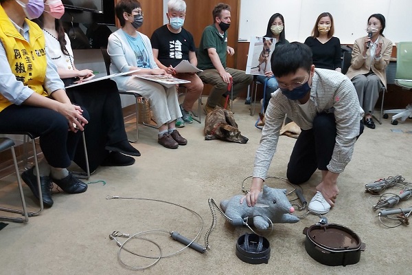 林務局現場示範改良式獵具。圖片來源:台灣動物保護行政監督聯盟提供