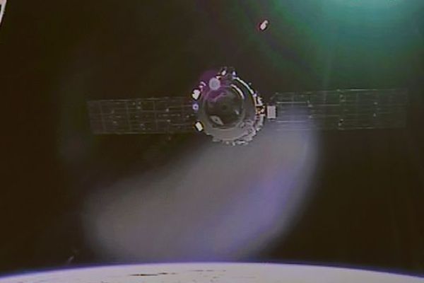 近距離觀看天宮一號與神舟十號「牽手」。(圖片擷取自大陸載人航天官方網站。)