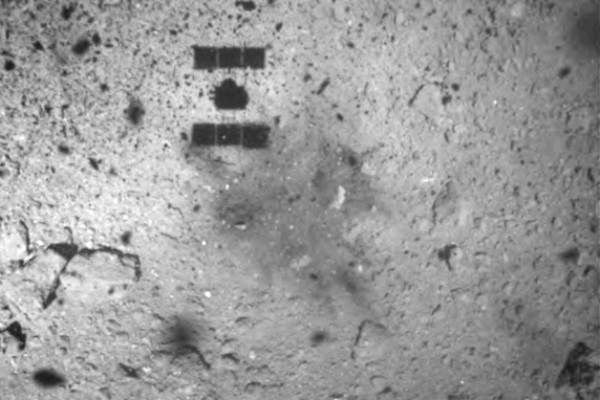 日本探測機「隼鳥2號」成功地降落到小行星「龍宮」。(圖片擷取自JAXA網站)