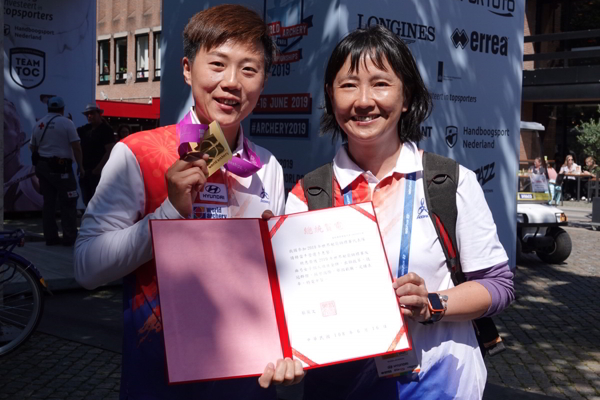 體育署競技運動組盧淑姿科長轉達總統賀電予女子個人項目金牌選手雷千瑩(左)--擷取自體育署官網