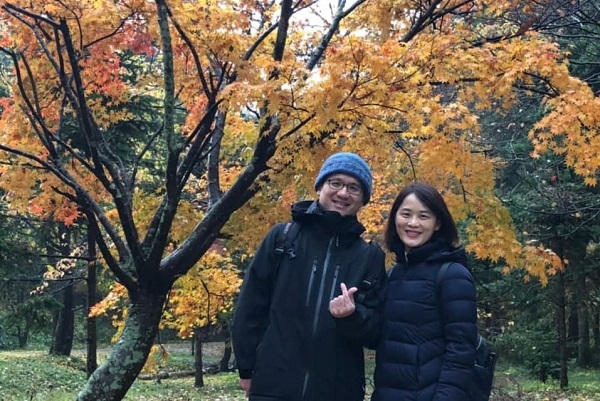 諮商心理師呂麗雪指出「相處」需要學習,是活到老學到老的智慧,她與先生合影。