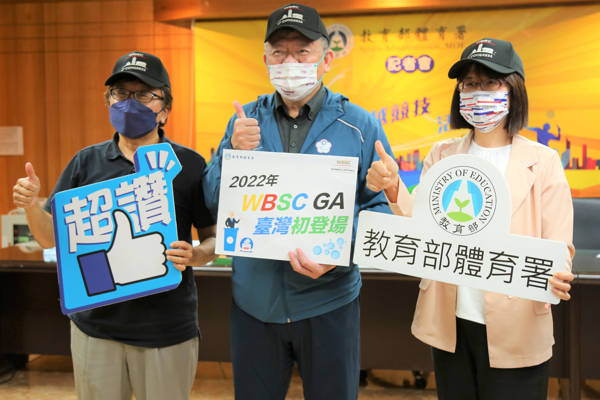 左為中華民國棒球協會林宗成秘書長、中為體育署林哲宏副署長、右為國際及兩岸運動組許秀玲組長--擷取自體育署官網