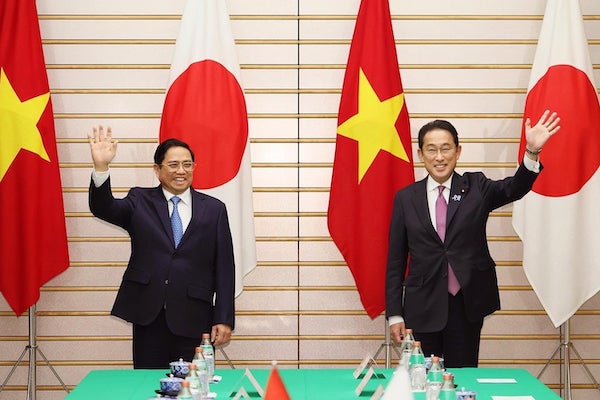 越南總理阮明正(左)與日相岸田文雄/首相官邸臉書