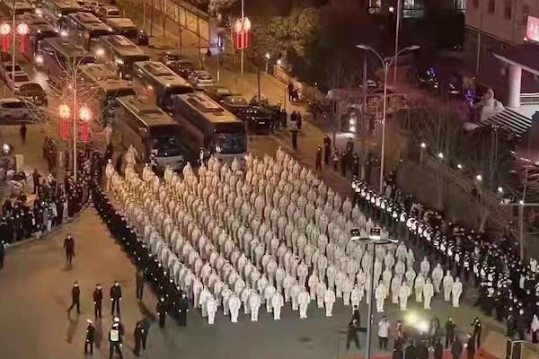 防疫人員22日深夜集結西安街頭/網路截圖