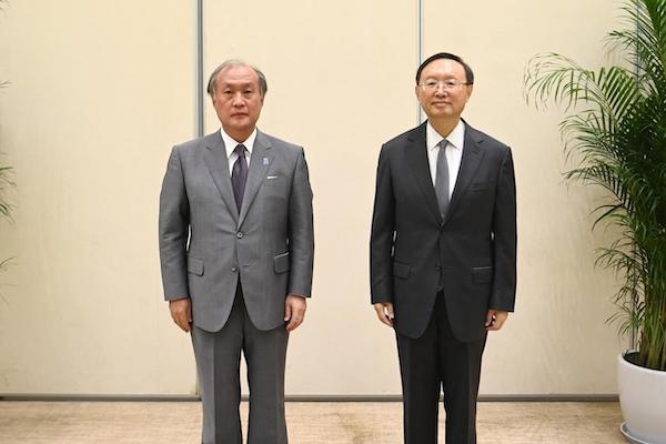 秋葉剛男與楊潔篪(右)/中國官方網站