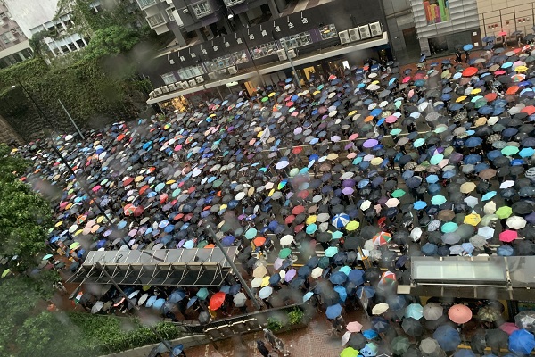 18日下午五點左右,香港天后地鐵附近「反送中」人潮