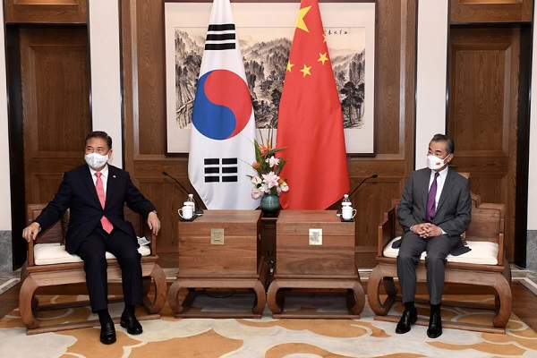 南韓外長朴振(圖左)與中國外長王毅/中華人民共和國外交部網站圖片