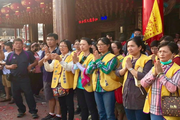 圖說:法稅改革聯盟志工虔誠祈求媽祖護佑台灣,嚴懲貪官惡吏,終止稅災亂象;祈願官員都能學習媽祖精神親民愛民,落實法稅真改革,讓台灣有更好的未來。