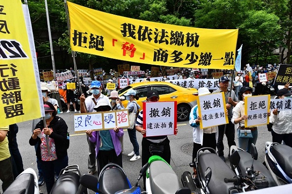 民眾要求政府重視,強調「我依法繳稅,拒絕『脅』商多少繳一點。」
