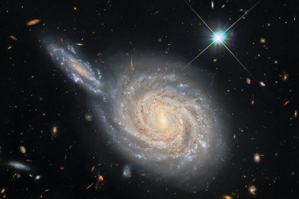 在NASA日前所發佈的最新照片,「NGC 105」螺旋星系將與狹長星系(左)相撞,只是視覺錯置。(圖片擷取自NASA網站)