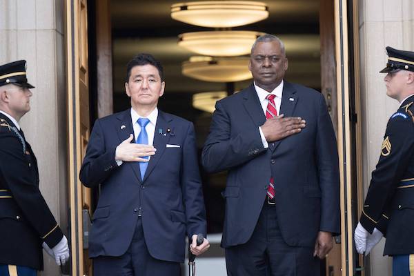 日本防衛大臣岸信夫(圖左)與美國國防部長奧斯汀(Lloyd Austin)/網路圖片