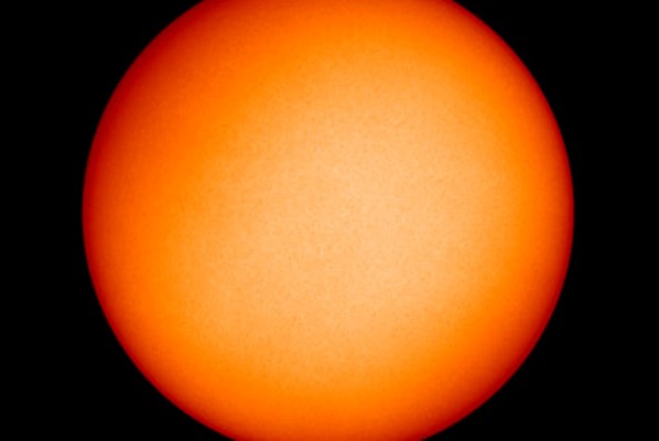 太陽黑子完全消失的的「白太陽」。(圖/美國國家航空暨太空總署官網)