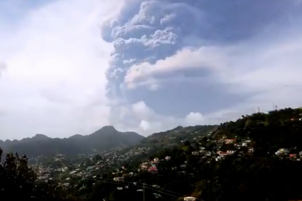 聖文森火山爆發煙灰瀰漫(圖/St. Vincent & Grenadines twitter)