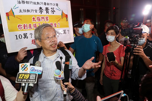 陳志龍教授表示，警察突然一個指令下來就全部盤查志工，六家派出所警察用語強烈，明顯受到有計畫的指揮。