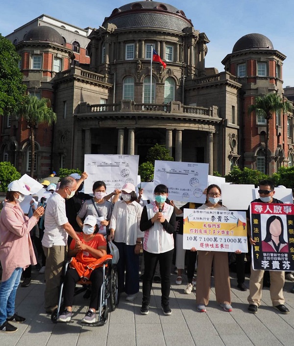 田雅芳議員陪同志工媽媽(坐輪椅者)前往監察院陳情，驚呼9月19日當時情況令人吃驚並呼籲執法人員應依法行政，不可擴權。