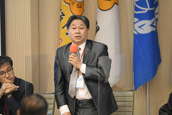 張家麟表示，官僚體系竟然可以透過獎金分錢，這機制是腐蝕人心的，造成整個公務員墮落腐敗。