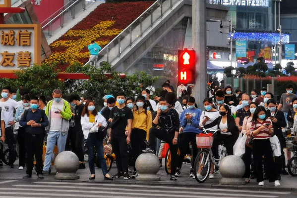 深圳華強北商業街下班高峰期間等過馬路的人群