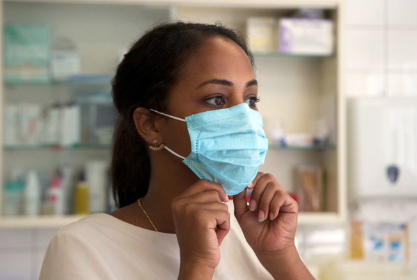 要正確配戴口罩,拉下口罩底部使其覆蓋口腔和下巴。