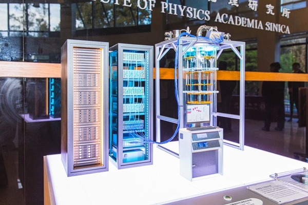中研院自研自製5位元超導量子電腦模型。(圖/中研院提供)