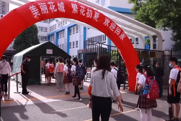 學童進校門前先做檢測嚴防疫情流入/網路截圖
