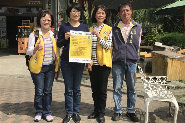 台東縣議會議長饒慶鈴(左二)熱情響應「稅改五大訴求、稅改十大建言、賦稅人權宣言」連署。