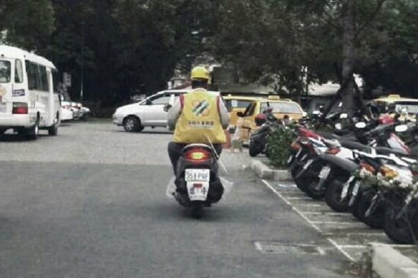 台東市池上鄉福原村劉亦松村長為志工引路。