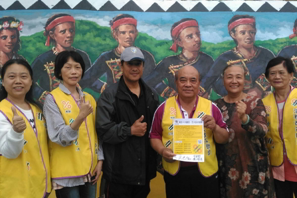 台東縣達仁鄉鄉長王光清(右三)認為稅務單位開單應負查證責任。