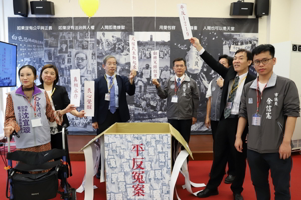 焦點儀式在拉開人權之箱封條,象徵解開枷鎖,創造民主。