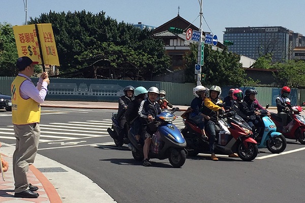 志工特地請假從苗栗通霄北上到台北國稅局舉牌