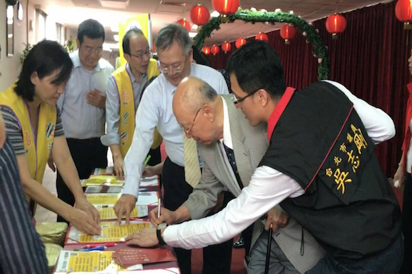 前總統府秘書長吳伯雄(右二)、台北市議員吳志剛(右一)
