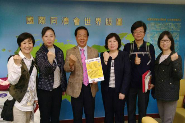 前同濟會總會長羅昌鑑(左三)支持賦稅人權並參與稅改連署