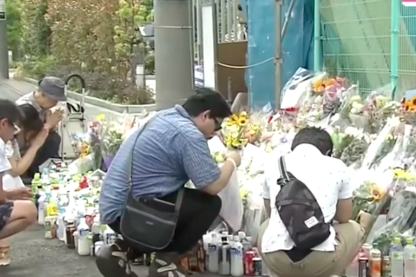 5月底日本川崎無差別殺人案件現場,至今民眾仍前往獻花/網路截圖