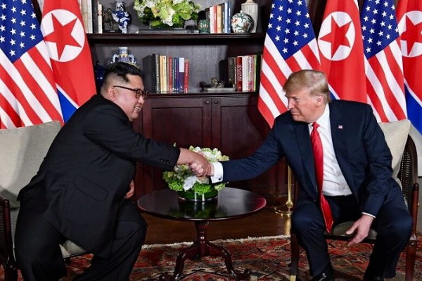 美國總統川普和北韓領導人金正恩河內二次峰會時握手/圖: The White House (@WhiteHouse) | Twitter