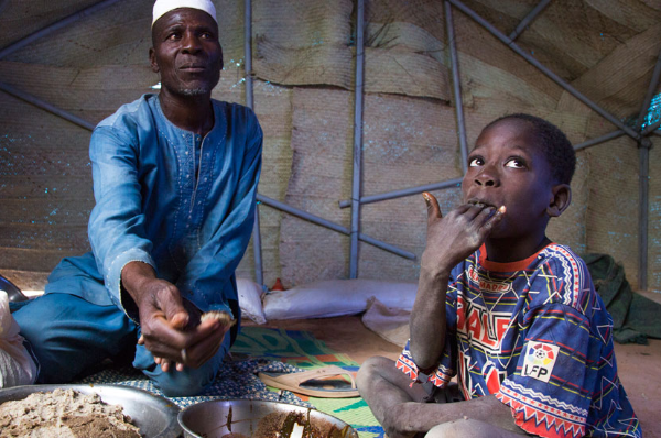 布吉納法索北部因衝突流離失所的家庭正在用餐。
